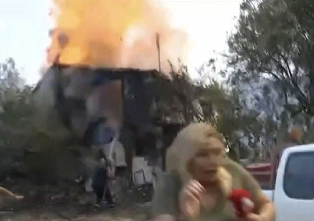 Φωτιά στην Αλεξανδρούπολη: Η στιγμή της έκρηξης σε σπίτι την ώρα ζωντανής μετάδοσης