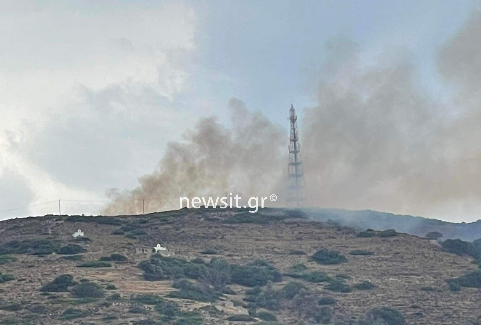 Φωτιά στην Άνδρο: Μήνυμα του 112 για τους κατοίκους στις Γίδες να   απομακρυνθούν προς το λιμάνι του Γαυρίου