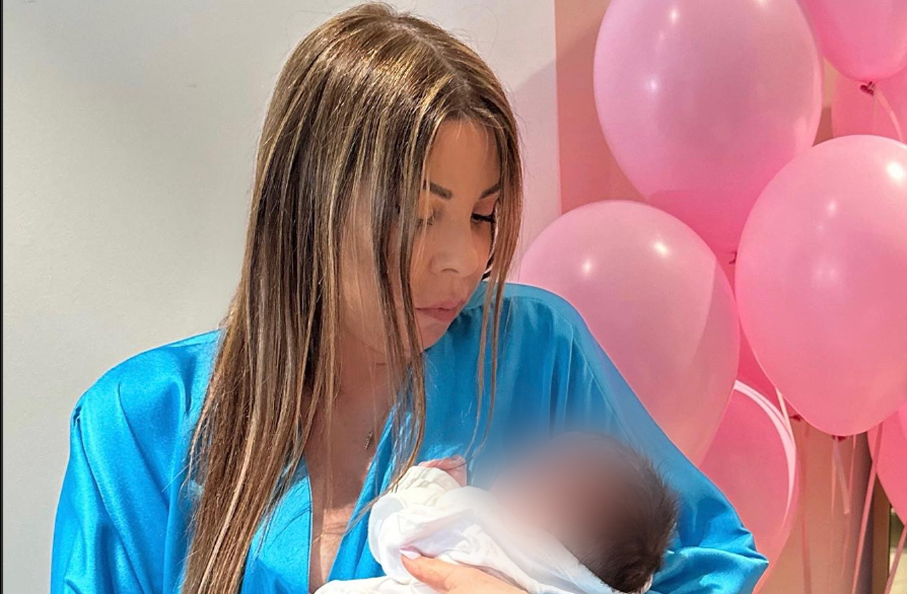 Η Άντζελα Δημητρίου αγκαλιά με τη νεογέννητη εγγονή της