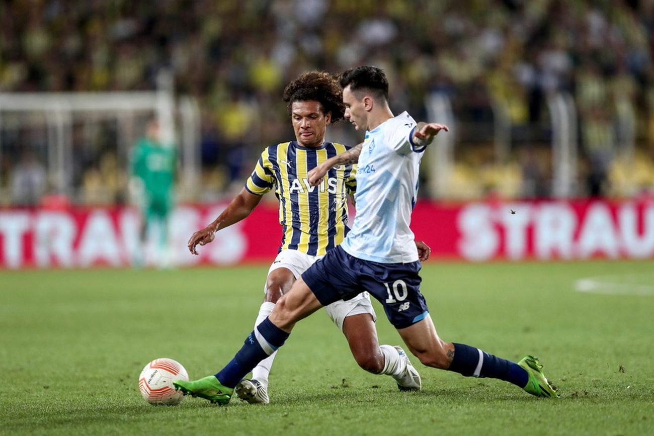 epa10170482 Willian Arao (L) of Fenerbahce SK in action against Mykola Shaparenko (R) of Dinamo Kiev during the UEFA Europa League match between Fenerbahce SK and Dynamo Kyiv in Istanbul, Turkey, 08 September 2022.  EPA