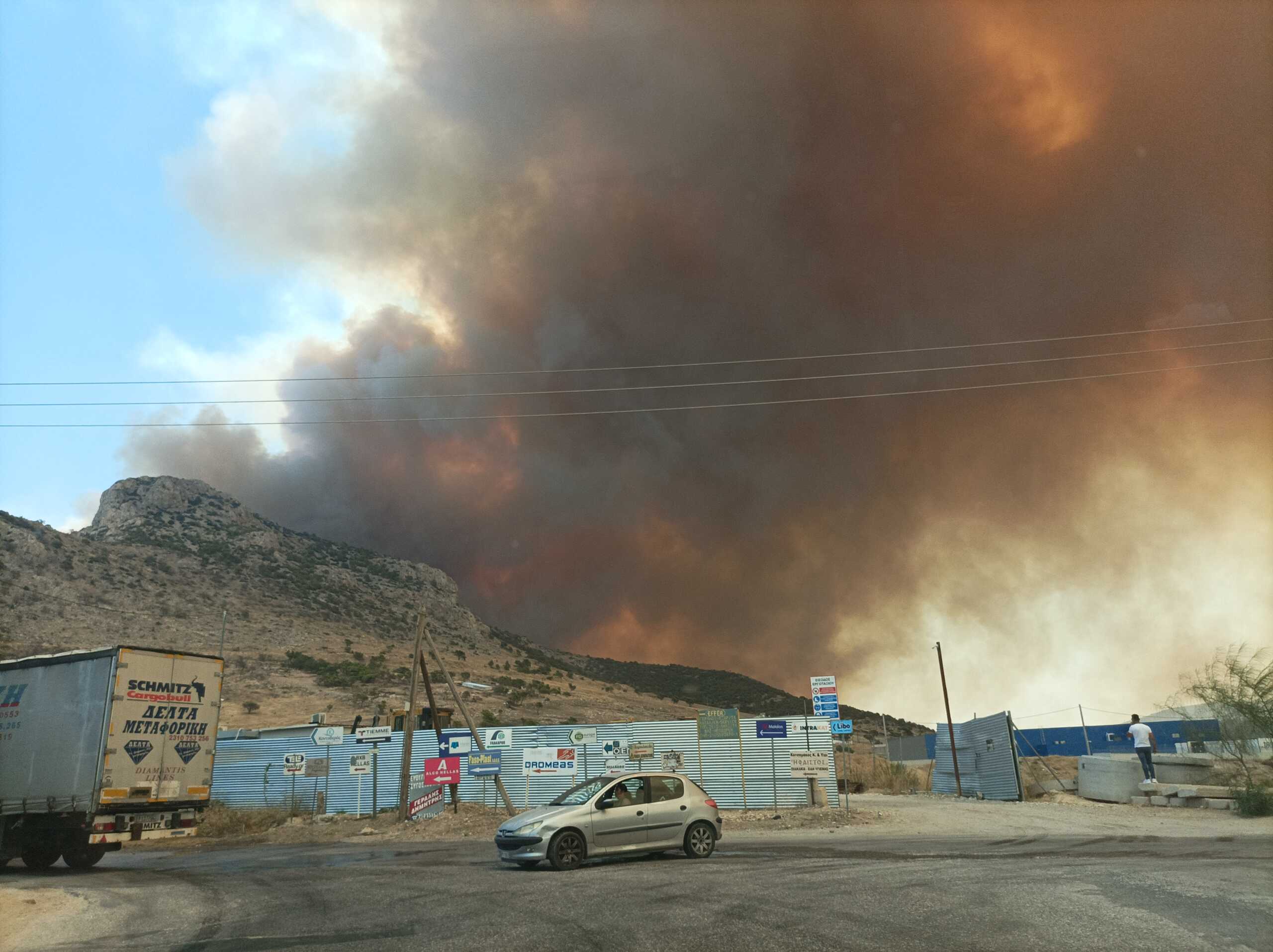 Φωτιά στον Ασπρόπυργο: «Πνίγεται» στους πυκνούς καπνούς! Μεγάλο πέπλο ορατό από την Κηφισίας, βίντεο από ψηλά