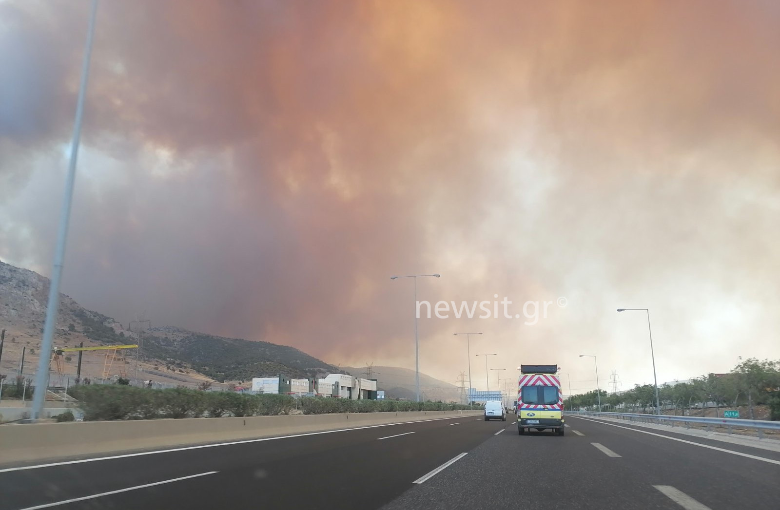 Φωτιά στον Ασπρόπυργο: Τρία μηνύματα από το 112 μέσα σε μιάμιση ώρα – «Κλείστε πόρτες και παράθυρα»