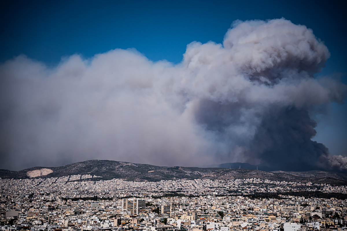 Φωτιά στην Πάρνηθα: Εικόνα σοκ από τον καπνό στην Αττική