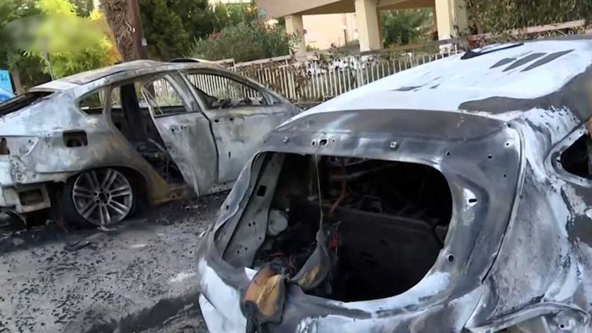 Θεσσαλονίκη: Στις φλόγες τυλίχθηκαν τρία αυτοκίνητα στην Καλαμαριά