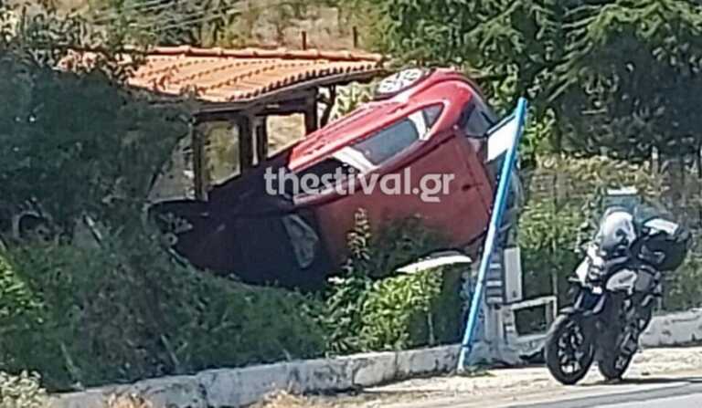 Μία τραυματίας από αυτοκίνητο που κατέληξε σε αυλή σπιτιού στο Φίλυρο Θεσσαλονίκης - Βίντεο από το σημείο