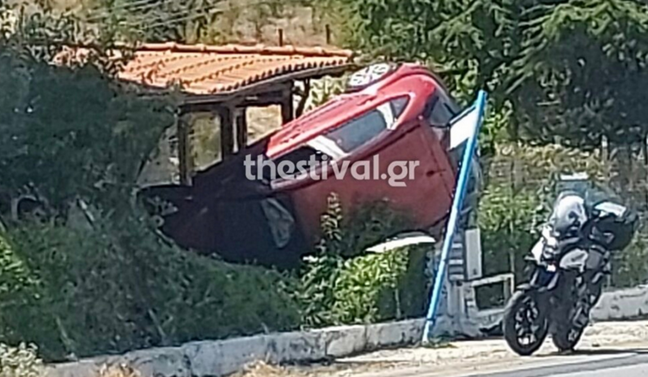Θεσσαλονίκη: Αυτοκίνητο κατέληξε σε αυλή σπιτιού στο Φίλυρο – Αυτοψία μετά το ατύχημα