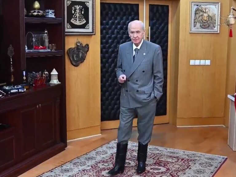 Ο Μπαχτσελί αντιγράφει τον Κεμάλ φορώντας στρατιωτικές μπότες - «Η Κύπρος είναι τουρκική»
