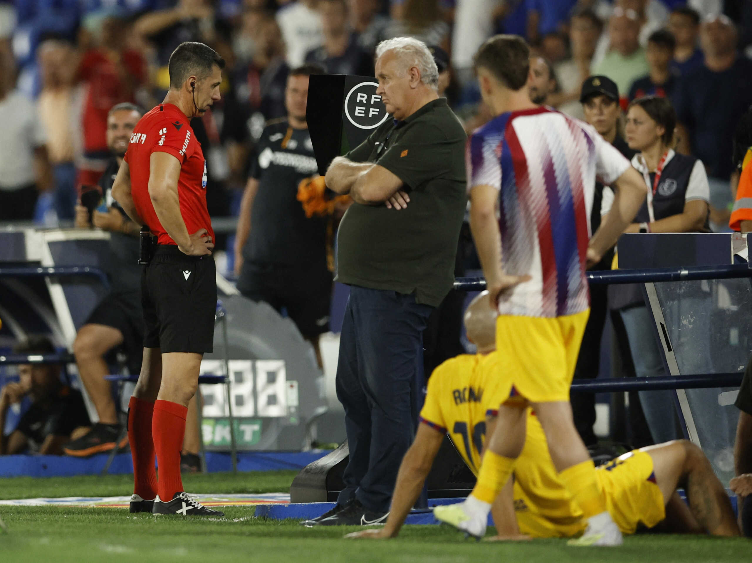 Soccer Football - Spain - LaLiga - Getafe v FC Barcelona - Coliseum Alfonso Perez, Getafe, Spain - August 13, 2023  Referee Cesar Soto Grado looks at the VAR monitor for a possible penalty to FC Barcelona REUTERS