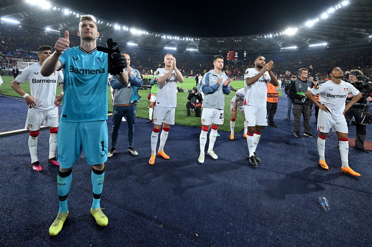 epa10621923 Bayer Leverkusen's players greet their supporter after the UEFA Europa League semi final first leg soccer match between AS Roma and Bayer Leverkusen at Olimpico stadium in Rome, Italy, 11 May 2023.  EPA