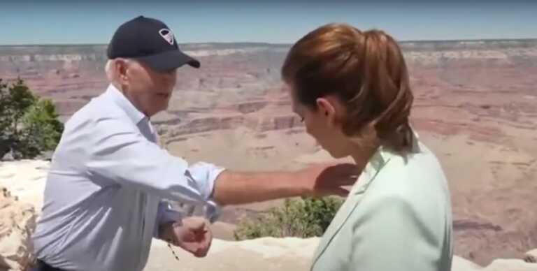 Ο Τζο Μπάιντεν άγγιξε το στήθος παρουσιάστριας για να διώξει έντομο