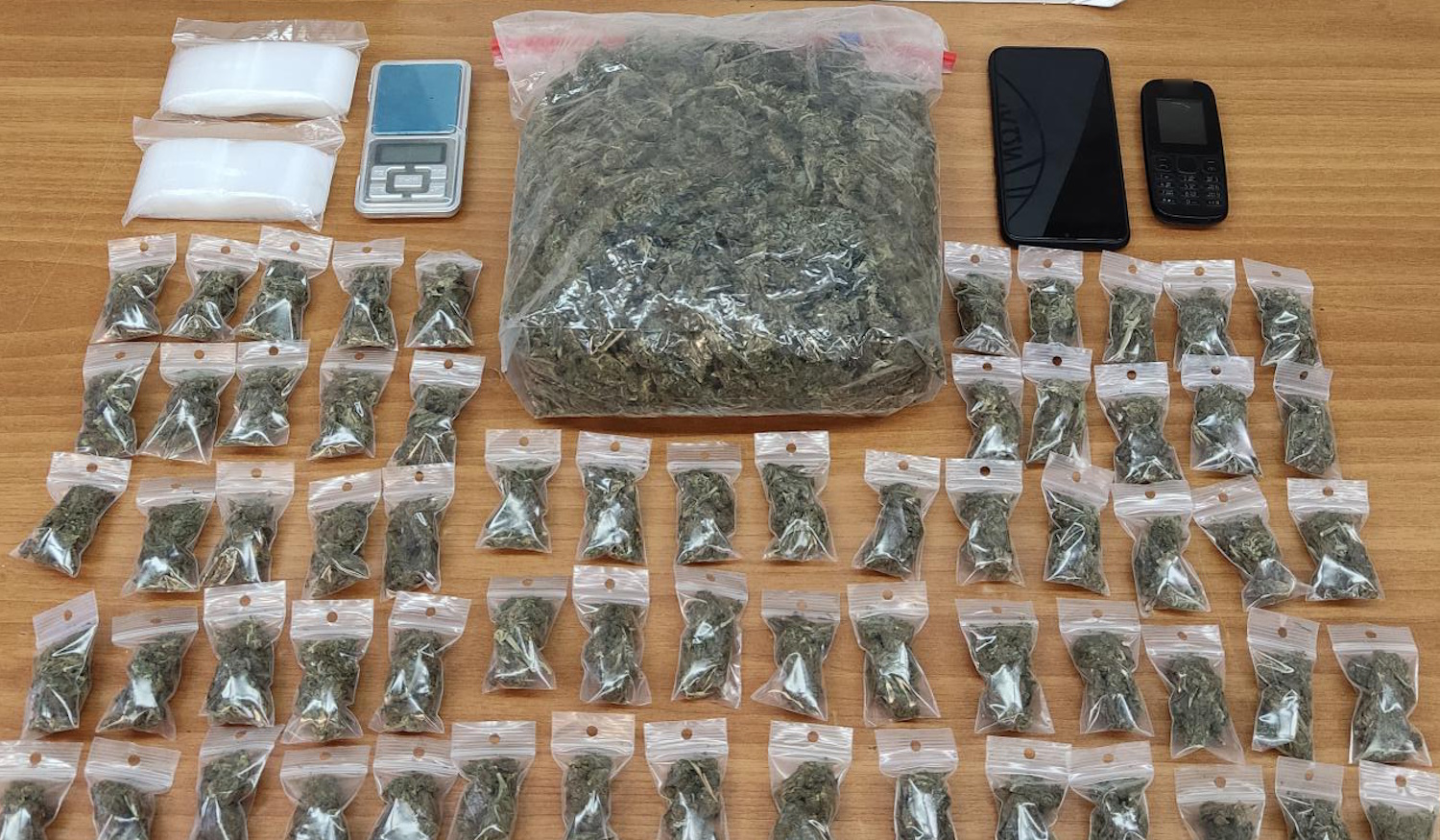 Στο αυτόφωρο 45χρονος για διακίνηση ναρκωτικών – Του κατέσχεσαν σχεδόν 1 κιλό κάνναβης