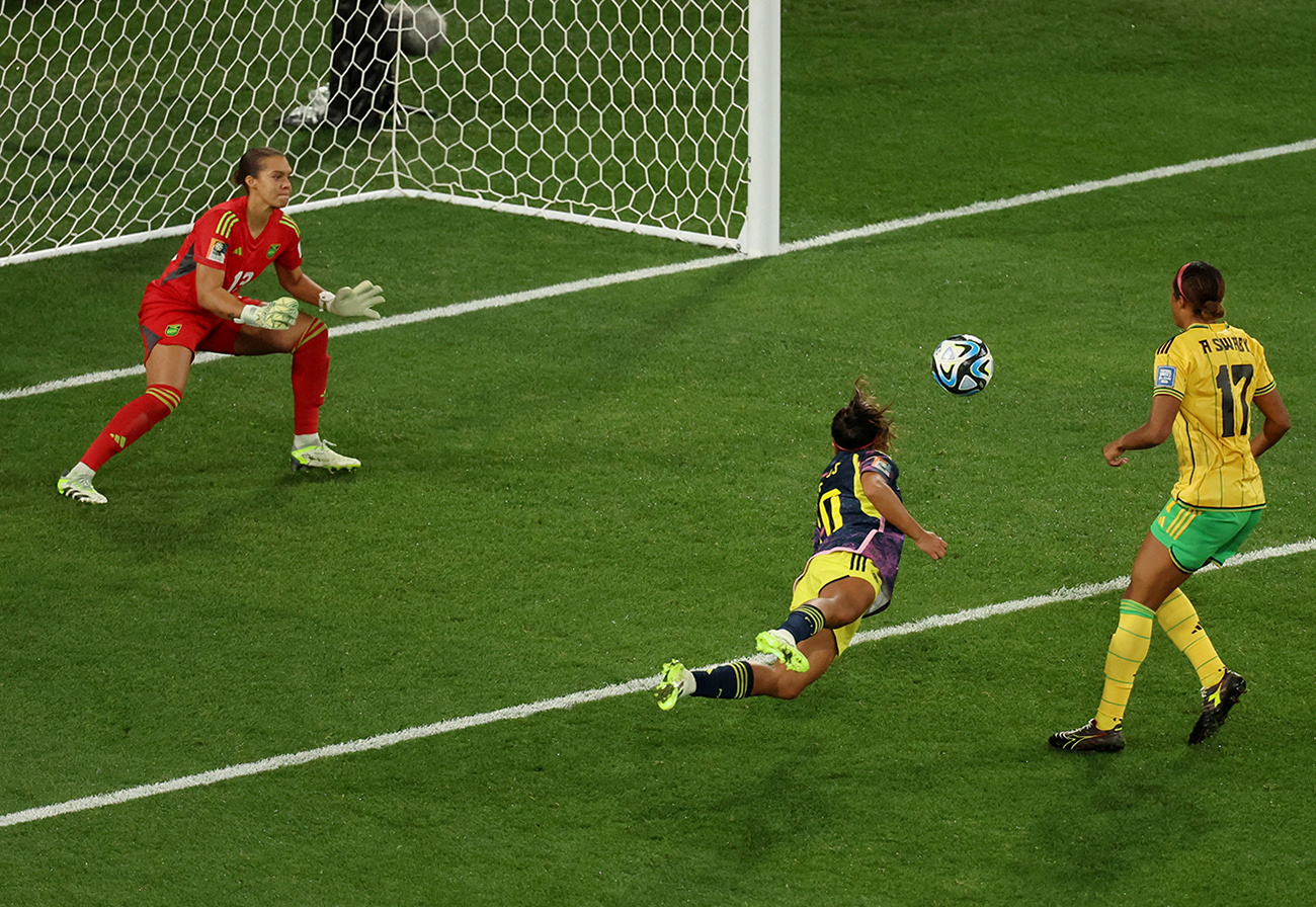 Soccer Football - FIFA Women’s World Cup Australia and New Zealand 2023 - Round of 16 - Colombia v Jamaica - Melbourne Rectangular Stadium, Melbourne, Australia - August 8, 2023
Colombia's Leicy Santos heads at goal and hits the post
REUTERS