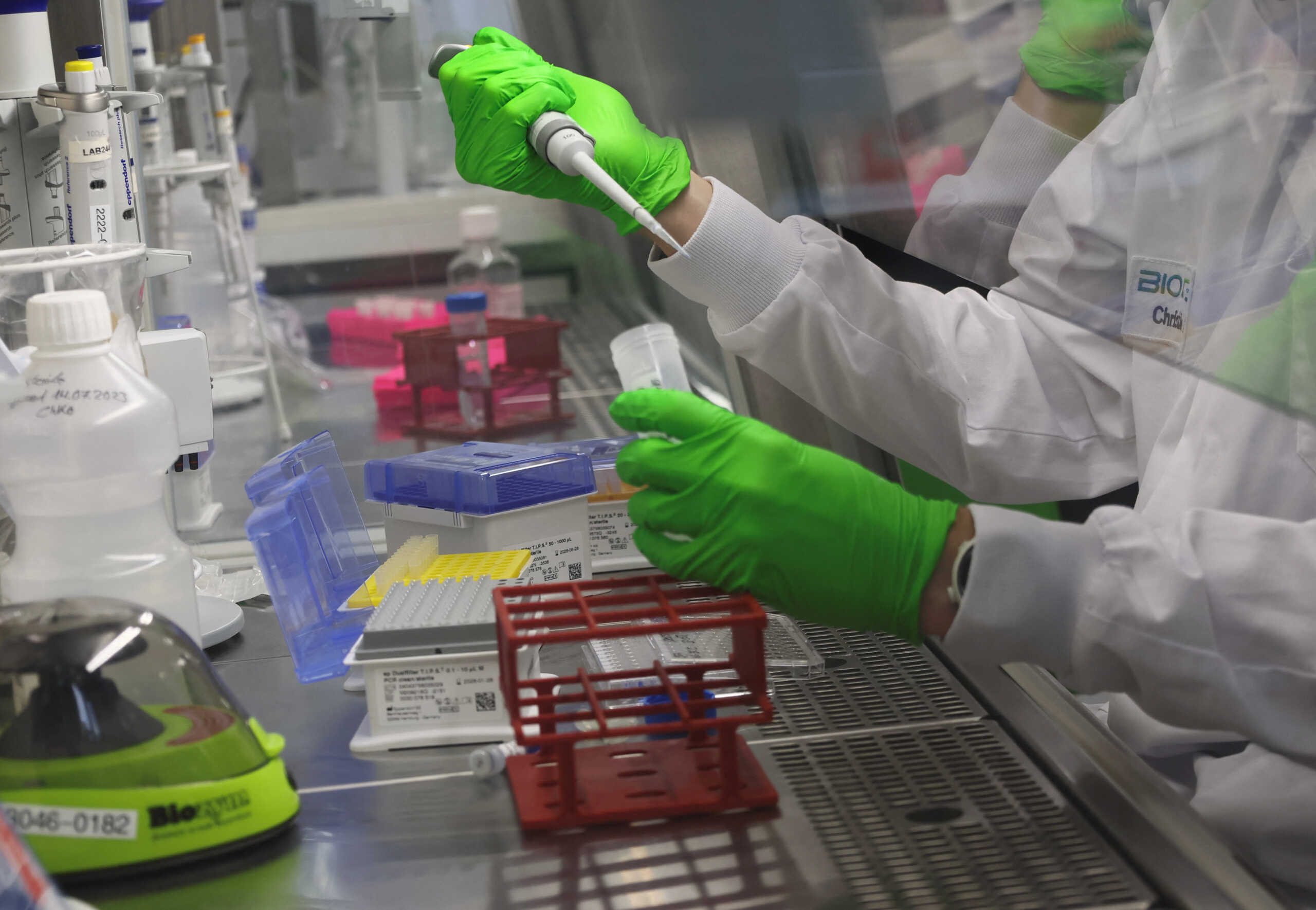 Κορονοϊός: Το εμβόλιο επιστρέφει και θα καλύψει τα τρέχοντα στελέχη – «Δεν είναι αναμνηστική δόση»