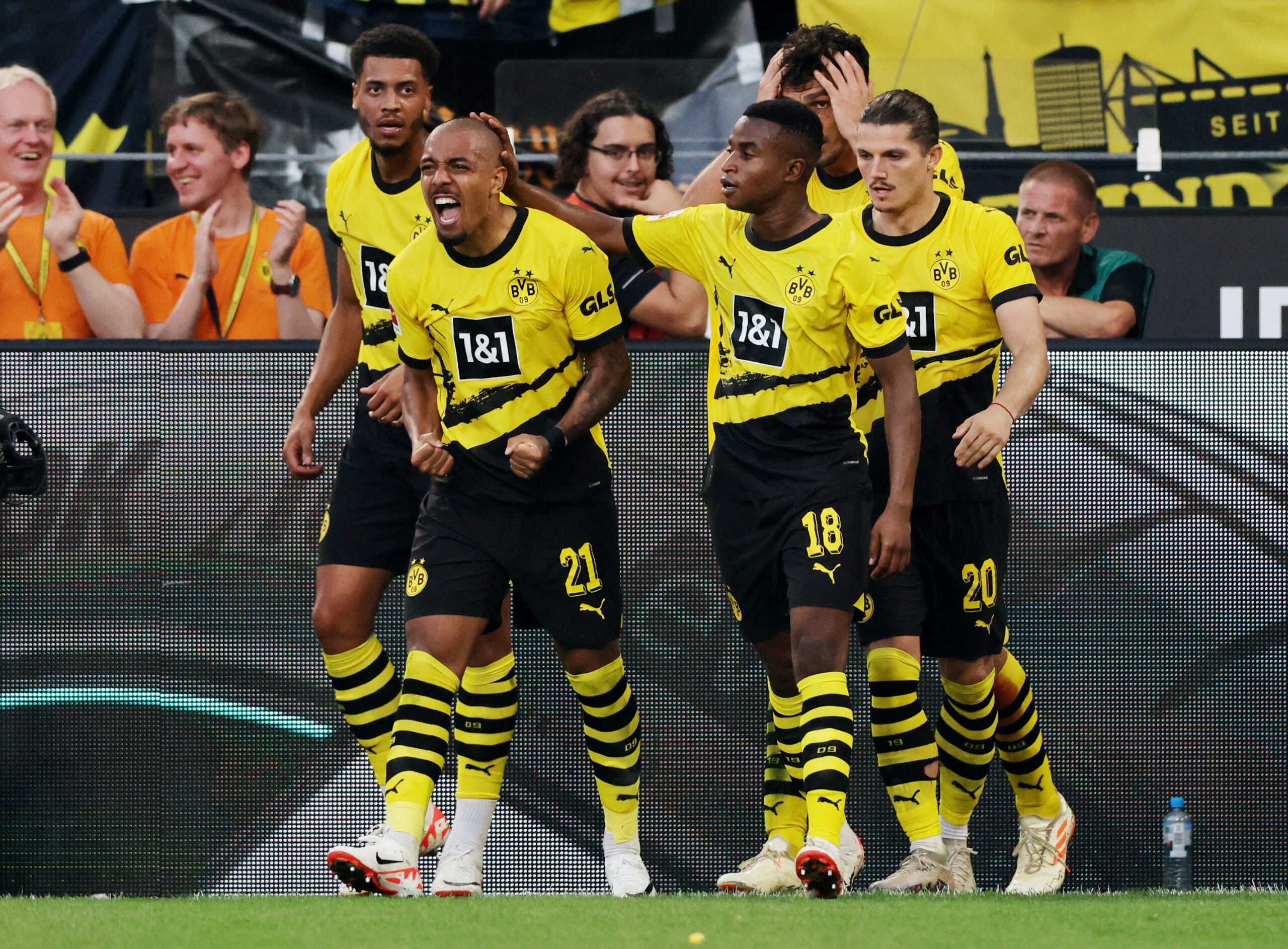 Soccer Football - Bundesliga - Borussia Dortmund v FC Cologne - Signal Iduna Park, Dortmund, Germany - August 19, 2023 Borussia Dortmund's Donyell Malen celebrates scoring their first goal with teammates REUTERS