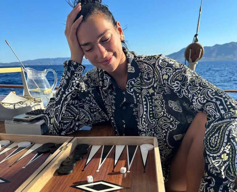 Η Dua Lipa παίζει τάβλι και απολαμβάνει τις διακοπές της στην Ελλάδα