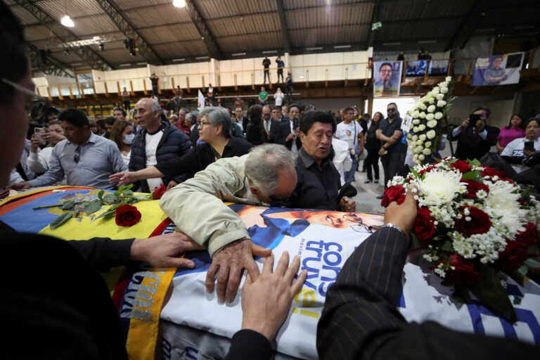 Πλήθος κόσμου στο τελευταίο αντίο του υποψήφιου προέδρου του Εκουαδόρ Φερνάντο Βιγιαβισένσιο που δολοφονήθηκε από «εκτελεστές»