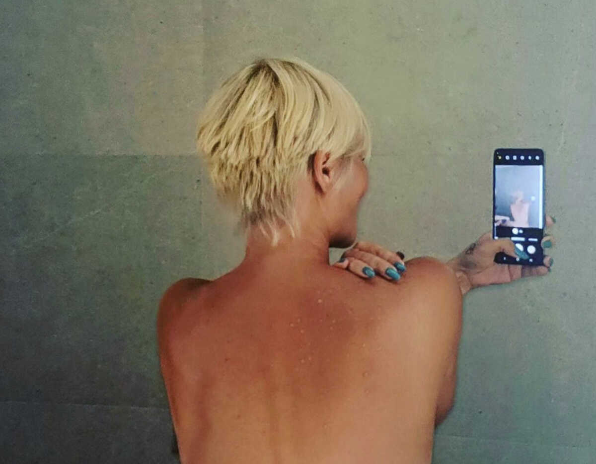 Η Έλενα Χριστοπούλου ποζάρει topless και «γκρεμίζει» το Instagram