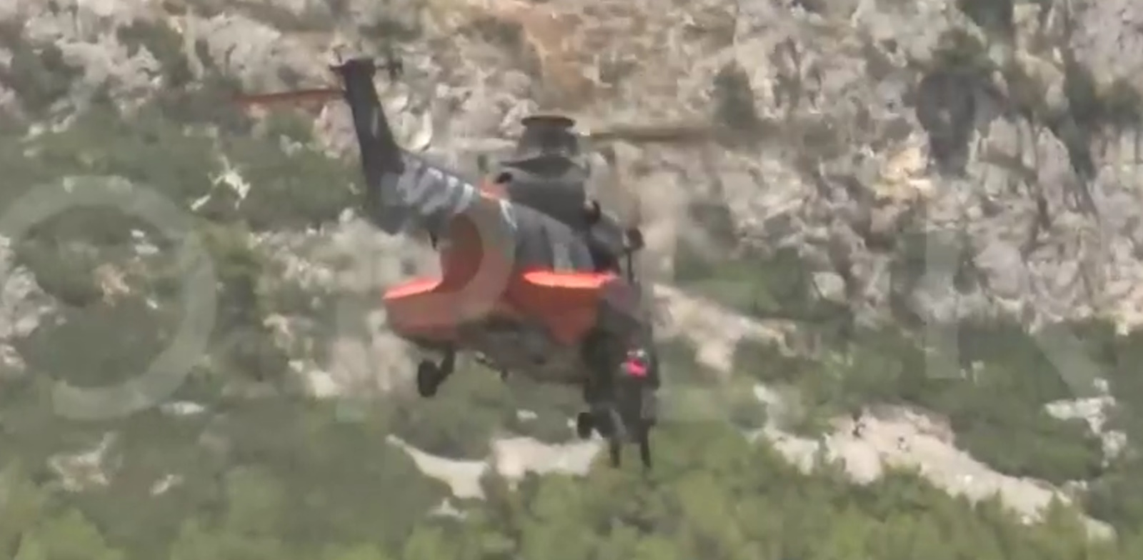 Φωτιά στη Φυλή: Η στιγμή που ελικόπτερο απεγκλωβίζει μοναχές και προσκυνητές από τη Μονή Κλειστών