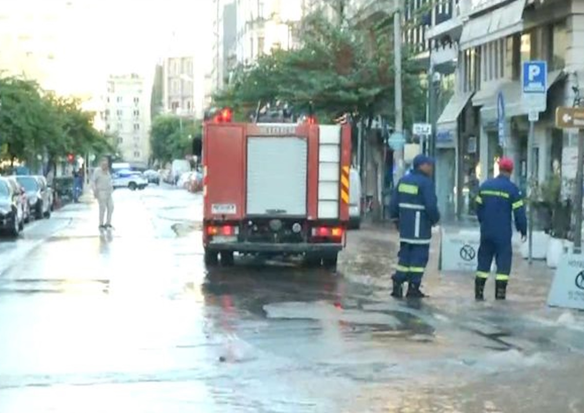 Θεσσαλονίκη: Πλημμύρισε η οδός Ερμού – Έσπασε αγωγός νερού, χωρίς ρεύμα η περιοχή