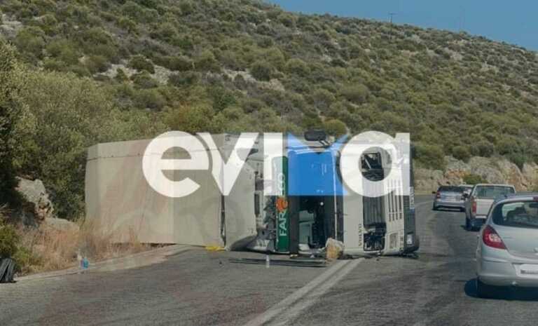 Τροχαίο ατύχημα με νταλίκα στην Εύβοια - Τραυματίστηκε ο οδηγός και έκλεισε ο δρόμος