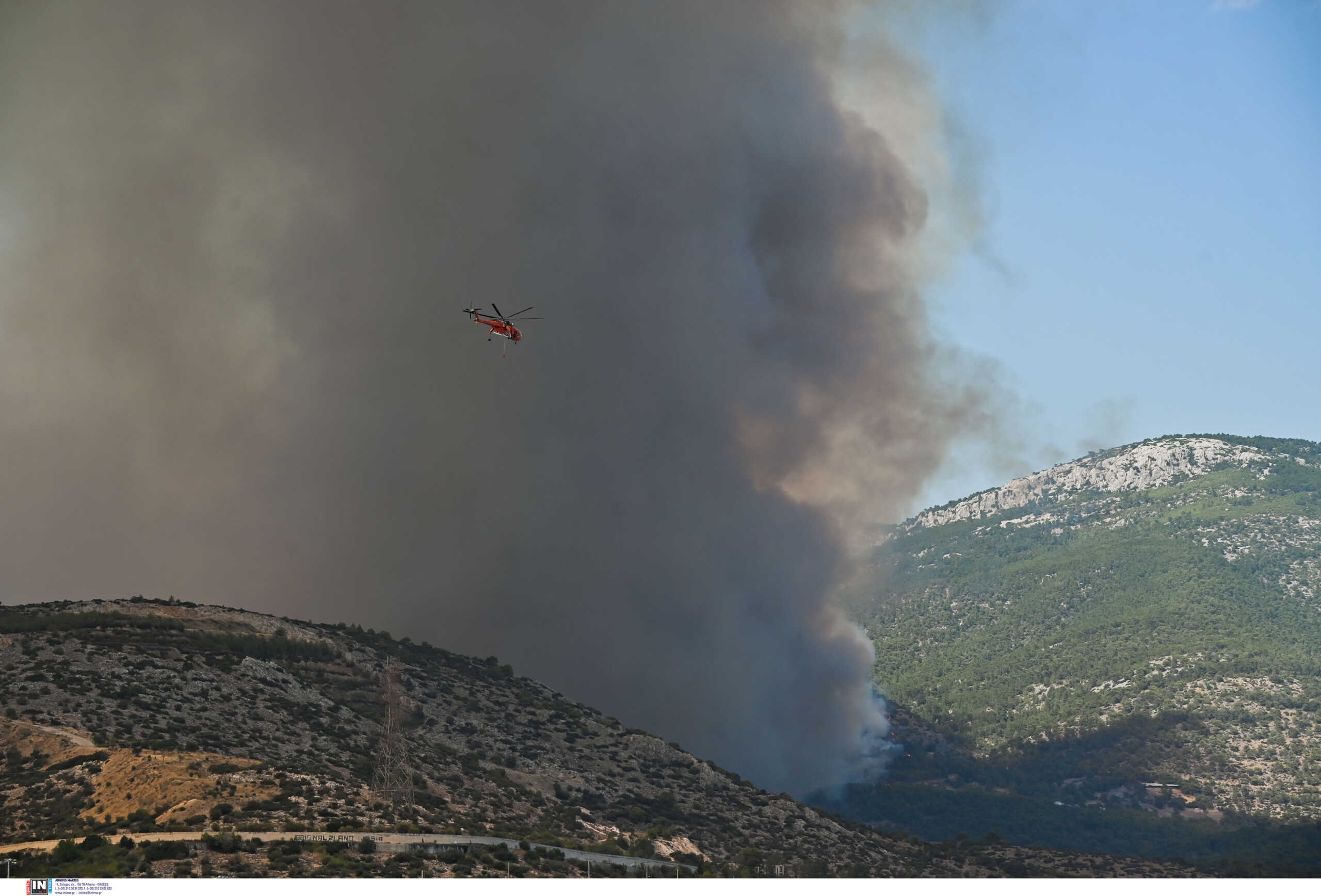 Φωτιά στην Πάρνηθα: Τιτάνια μάχη με τις φλόγες σε δύο μέτωπα, αγωνία για τον Εθνικό Δρυμό – Απειλούνται σπίτια στο Μενίδι