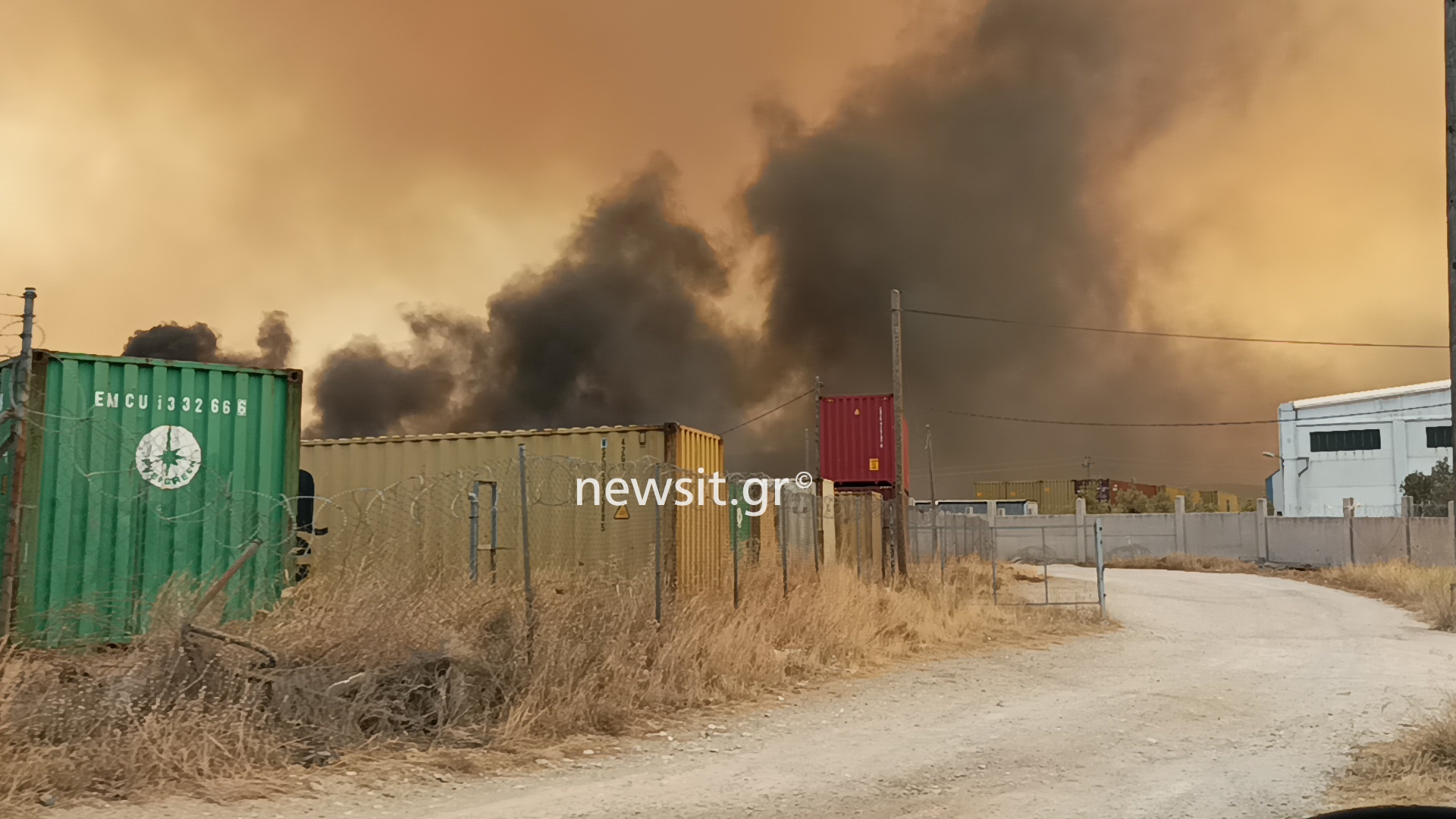 Φωτιά στον Ασπρόπυργο: Κάηκαν εργοστάσια και αποθήκες – Κλειστή η Αττική οδός, ακούγονται εκρήξεις