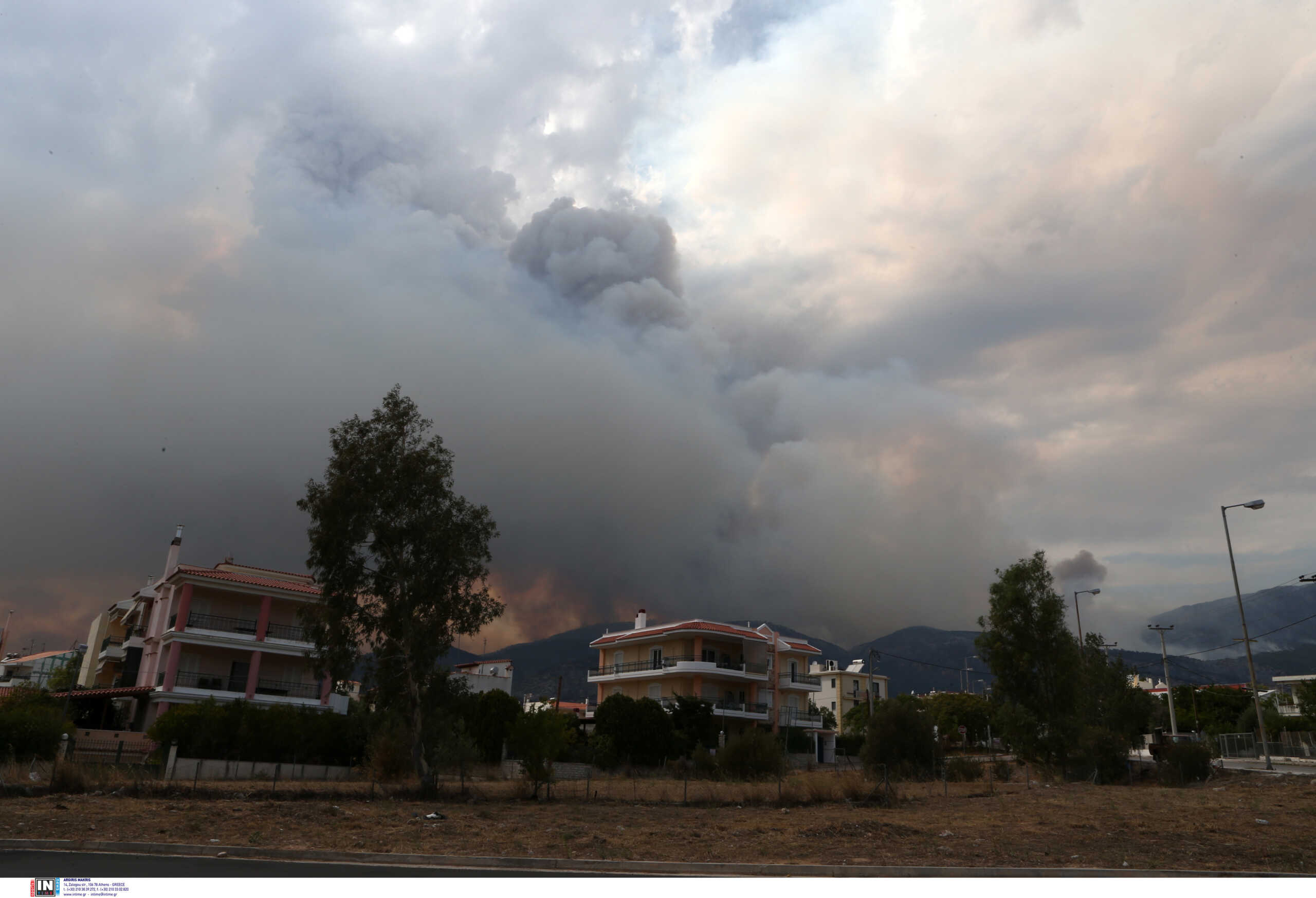 Φωτιά στην Πάρνηθα: Προκλήθηκε πυρονέφος όταν οι φλόγες μπήκαν στην χαράδρα