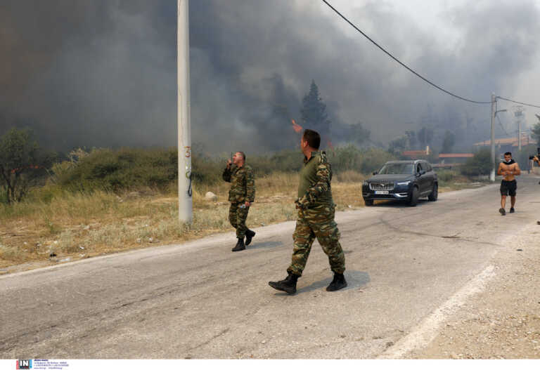 «Το στρατόπεδο Καποτά στις Αχαρνές Αττικής ουδέποτε κινδύνευσε από τη φωτιά στην Πάρνηθα» αναφέρει το ΓΕΕΘΑ