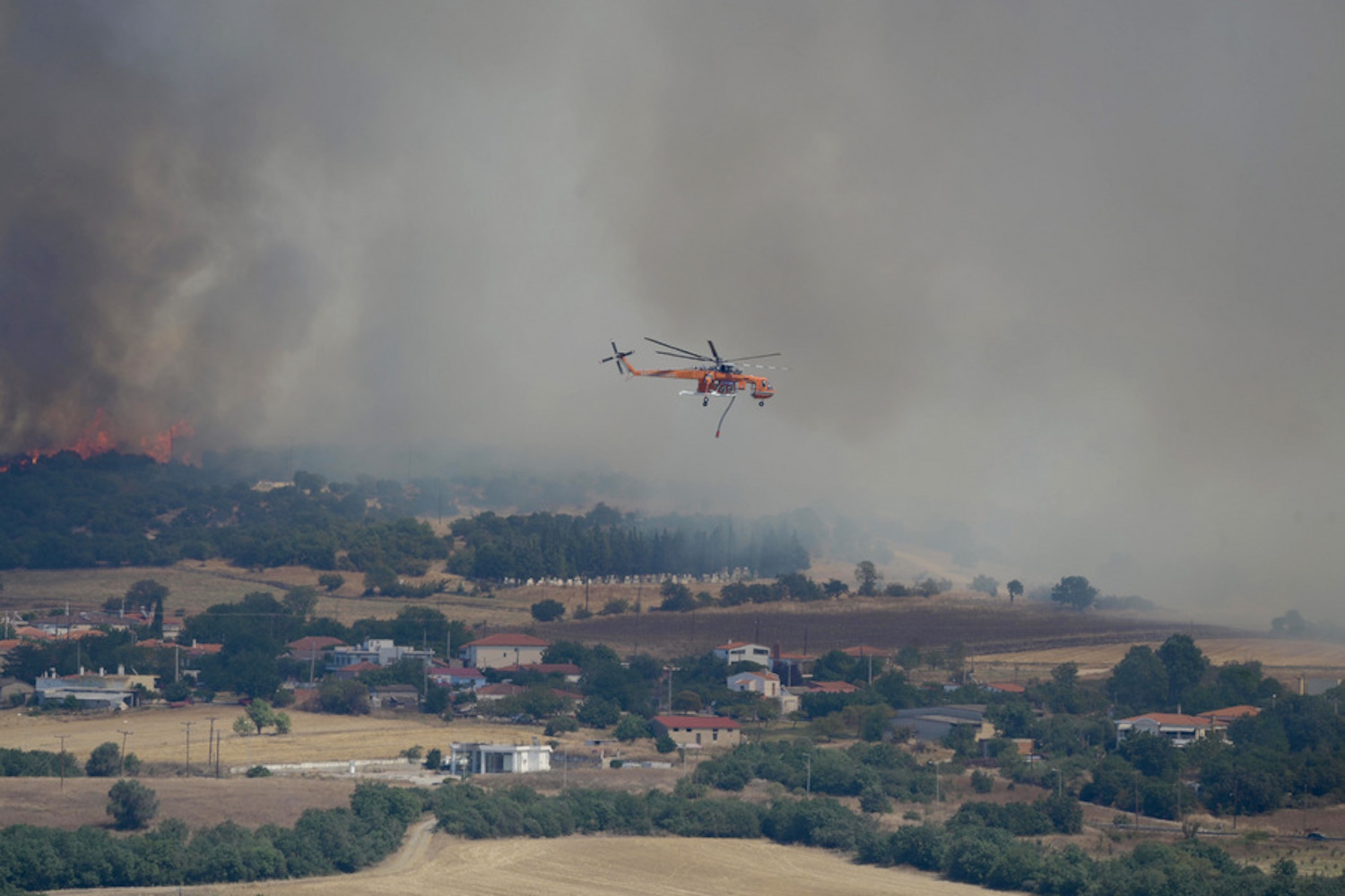 Πυροσβεστικό ελικόπτερο πετάει κατά την διάρκεια κατάσβεσης της φωτιάς σε περιοχή της Αλεξανδρούπολης, Κυριακή 20 Αυγούστου 2023. Μάχη με τις φλόγες συνεχίζουν να δίνουν οι πυροσβέστες για να θέσουν υπό έλεγχο την πυρκαγιά που ξέσπασε χθες στη Μελία Αλεξανδρούπολης και λόγω των ισχυρών ανέμων έχει πάρει μεγάλες διαστάσεις. Αναφορές της Πυροσβεστικής δίνουν καμένα σπίτια στα χωριά Αετοχώρι και Πεύκα της Αλεξανδρούπολης, καθώς η φωτιά μαίνεται ανεξέλεγκτη. Το κύριο μέτωπο της πυρκαγιάς είναι πολύ κοντά στα χωριά Αγνάντια και 'Ανθεια και κινείται βόρεια του αεροδρομίου της Αλεξανδρούπολης, ενώ πολύ σοβαρό πρόβλημα δημιουργεί ο πυκνός καπνός που έχει φτάσει στην πόλη της Αλεξανδρούπολης, για αυτό εστάλη μήνυμα από το 112 να μείνουν οι κάτοικοι στα σπίτια τους με κλειστές πόρτες και παράθυρα. Συνολικά έχουν σταλεί από το πρωί πέντε μηνύματα από το 112 και έχουν εκκενωθεί οκτώ οικισμοί. ΑΠΕ-ΜΠΕ