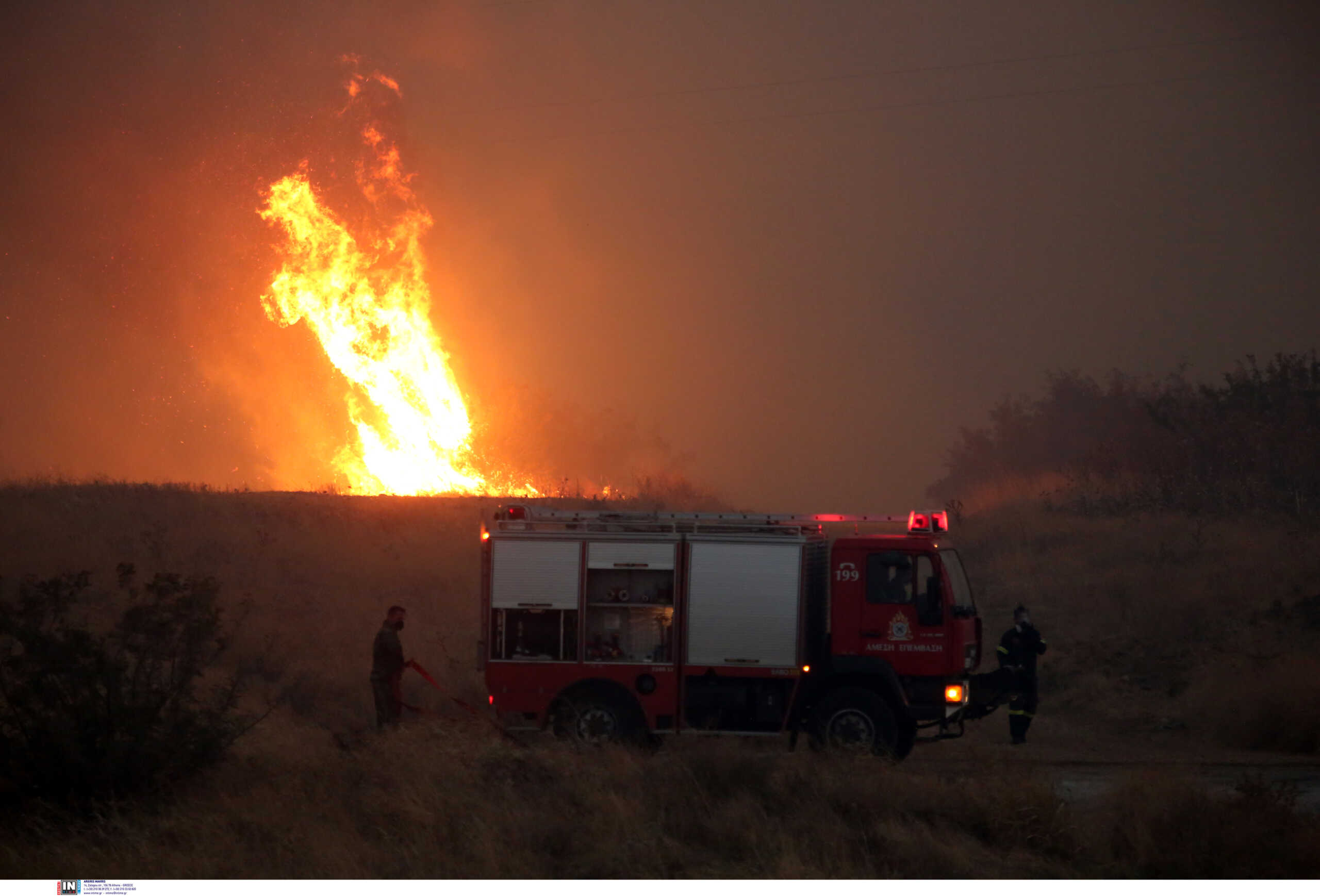 Φωτιές: Αναζωπυρώσεις σε Πάρνηθα, Έβρο, Βοιωτία – Σκληρή μάχη και σε Φθιώτιδα και Άνδρο