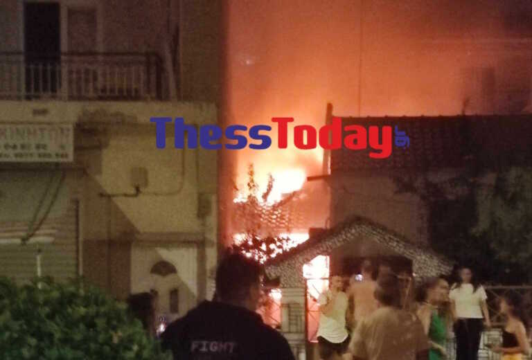 Θεσσαλονίκη: Φωτιά με εκρήξεις σε διαμέρισμα στην Άνω Πόλη – Ηλικιωμένος υπέστη εγκαύματα