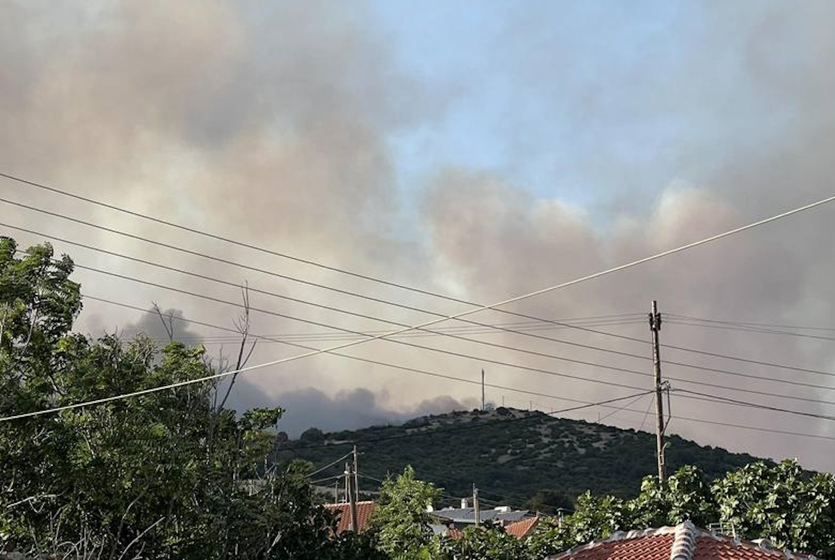 Πυρκαγιά εκδηλώθηκε στην περιοχή Λουτρά Αλεξανδρούπολης, Σάββατο 19 Αυγούστου 2023. Ενισχύονται συνεχώς οι δυνάμεις στην πυρκαγιά που εκδηλώθηκε τα ξημερώματα σε δασική έκταση στην περιοχή Μελία Αλεξανδρούπολης και λόγω των ισχυρών ανέμων έχει πάρει μεγάλες διαστάσεις. Η πυρκαγιά πέρασε το μεσημέρι την Εγνατία Οδό, όπου είχε διακοπεί από νωρίς η κυκλοφορία και κατευθύνεται νοτιοδυτικά, καθώς, όπως έγινε γνωστό από την Πυροσβεστική, πνέουν βορειοανατολικοί άνεμοι 6-7 μποφόρ. Με διαδοχικά μηνύματα από το 112 έχουν εκκενωθεί μέχρι στιγμής οχτώ (8) οικισμοί, ενώ εστάλησαν ενισχύσεις και από την Αθήνα και ταυτόχρονα αυξάνονται τα εναέρια μέσα, σε μια προσπάθεια να ανακοπεί η πορεία της πυρκαγιάς, που καίει δάσος με πορεία προς αγροτικές εκτάσεις. ΑΠΕ-ΜΠΕ