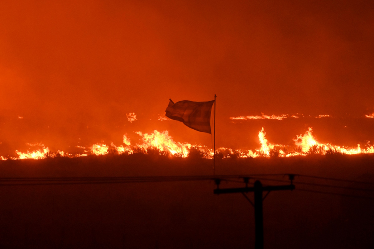 Φωτιά στον Έβρο: Τέταρτη νύχτα «κόλαση» στην Αλεξανδρούπολη – Μάχη με τις φλόγες σε Ροδόπη και Καβάλα