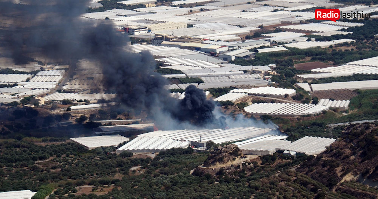 Φωτιά στην Ιεράπετρα – Καίγονται καλλιέργειες, οι φλόγες πλησιάζουν θερμοκήπια