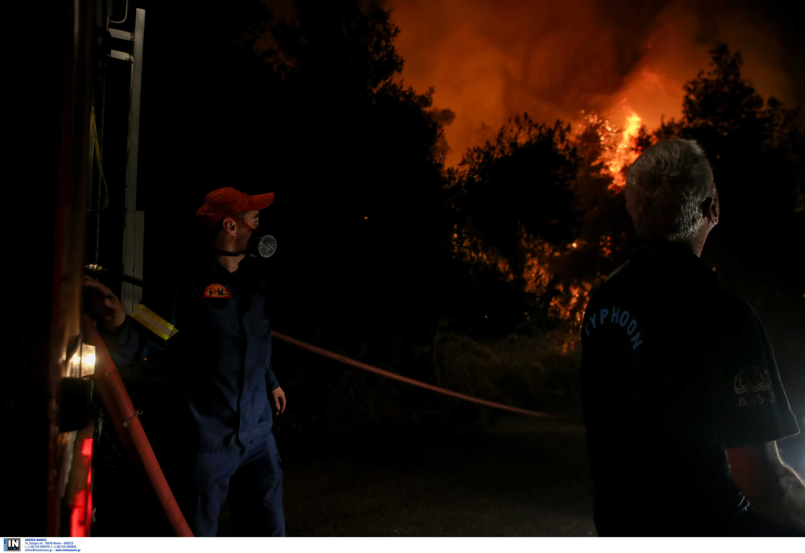 Σε ύφεση η φωτιά στην Πάρνηθα – Συνεχίζεται η μάχη με τις αναζωπυρώσεις