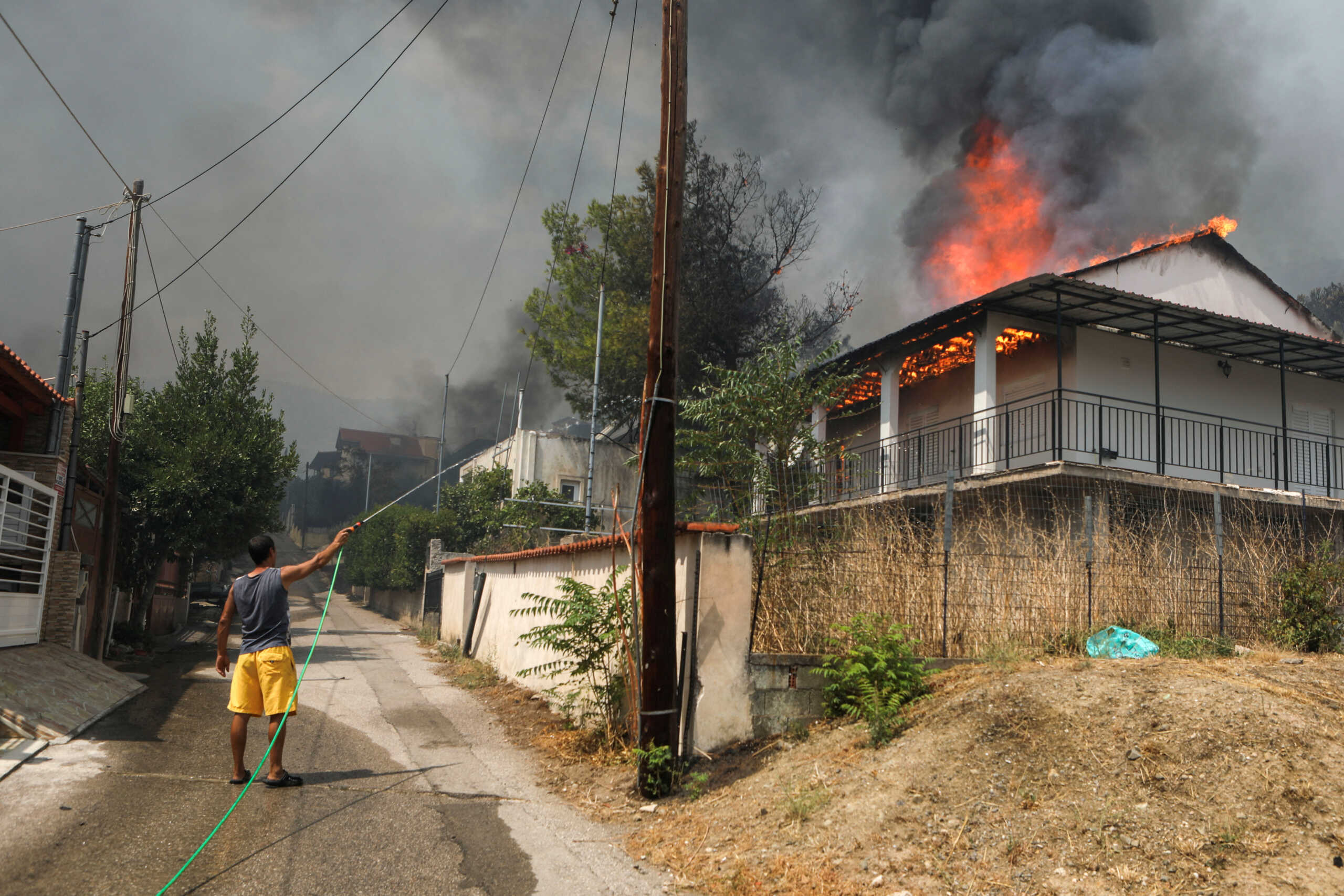 Φωτιά στην Πάρνηθα: Στο πλευρό των πυρόπληκτων ο Δήμος Αχαρνών