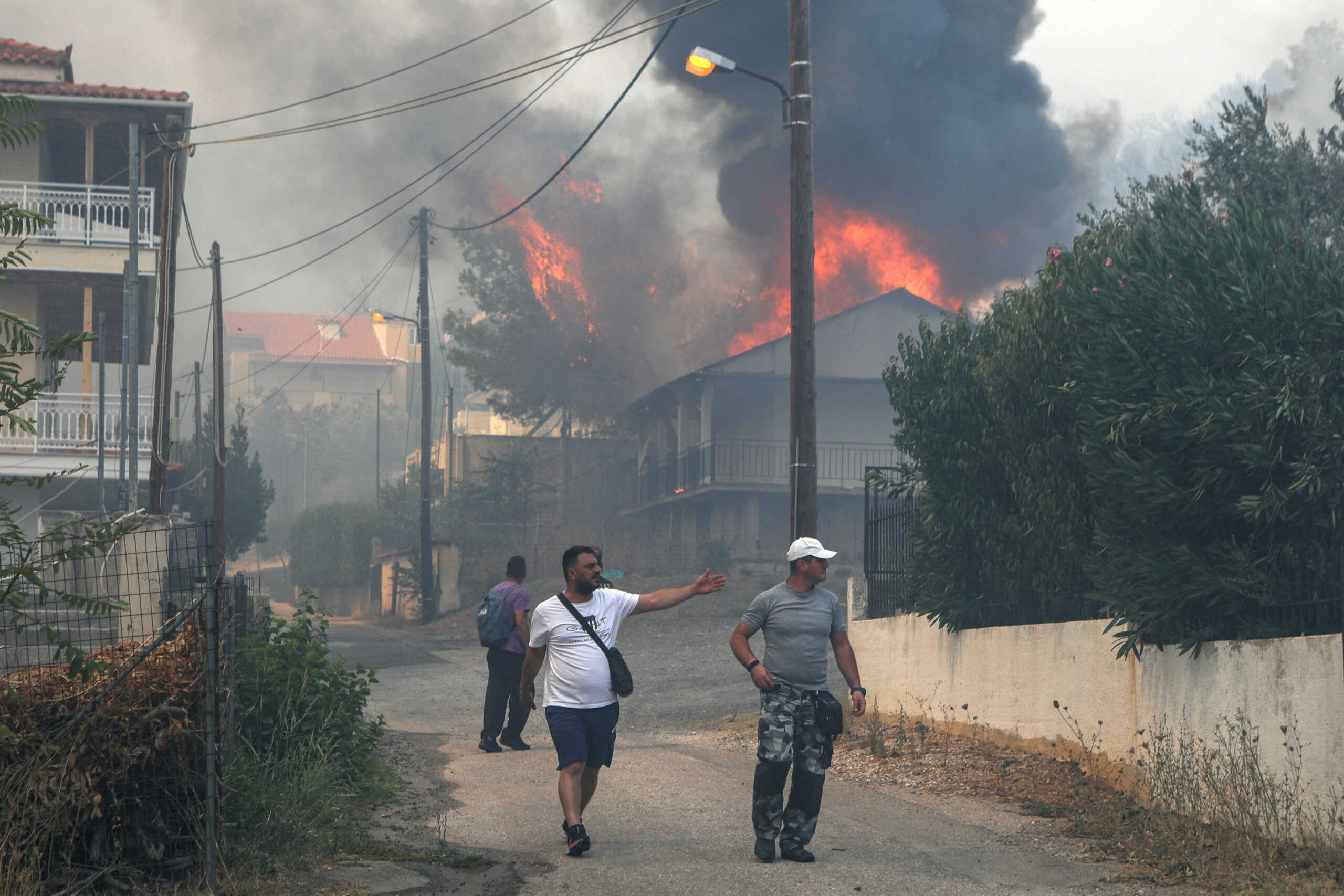Φωτιά στην Πάρνηθα: Οι φλόγες μπήκαν στον Εθνικό Δρυμό! Κοντά στο τελεφερίκ η φωτιά! Αγνοείται ηλικιωμένος στη Χασιά