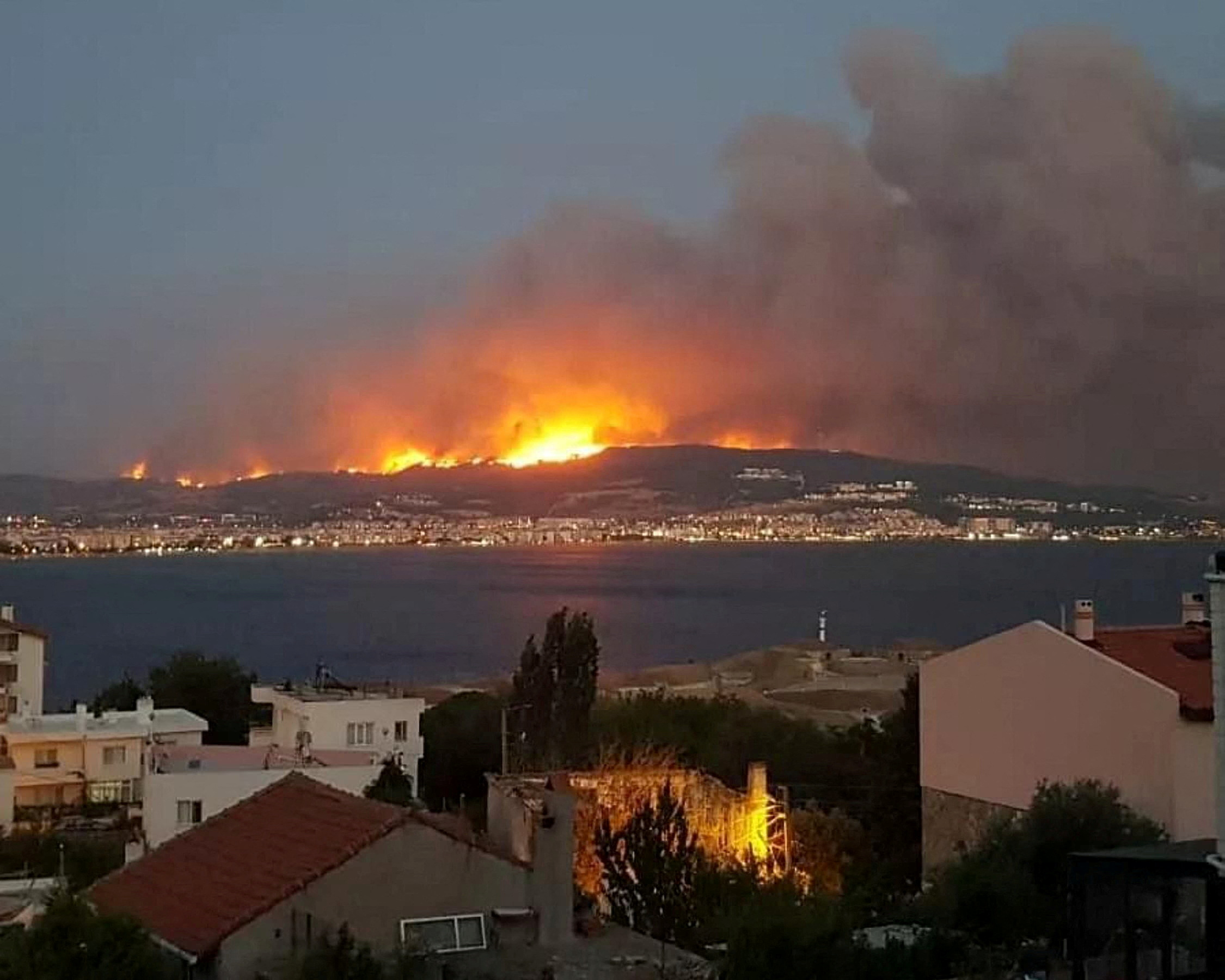 Φωτιά στην Τουρκία: Άνοιξε ξανά το στενό στα Δαρδανέλια – Οριοθετήθηκαν οι φλόγες στο Τσανάκαλε