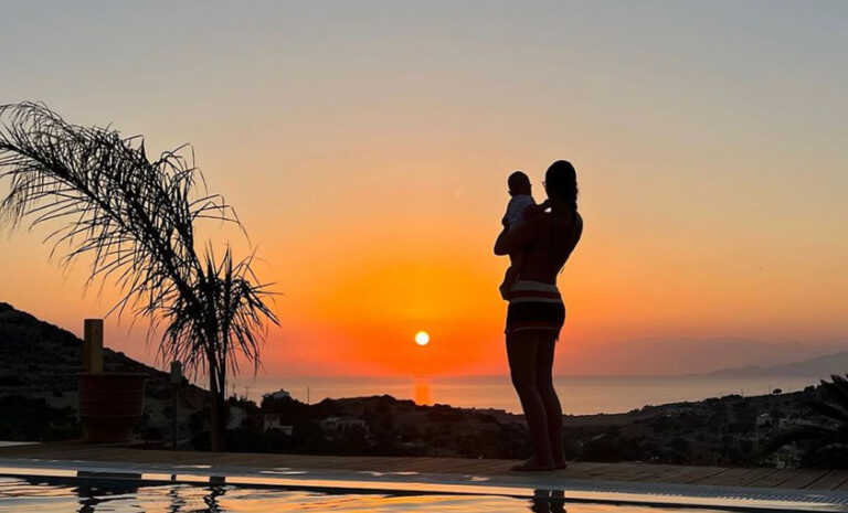 Η Ελένη Φουρέιρα απολαμβάνει το ηλιοβασίλεμα αγκαλιά με τον γιο της