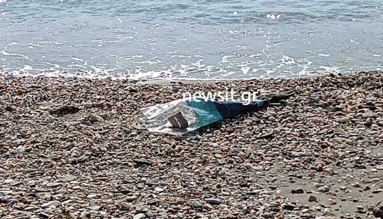 Ξεχειλίζει η συγκίνηση στην Ικαρία - Κόσμος αφήνει λουλούδια στην παραλία που πνίγηκε ο 11χρονος γιος του Οδυσσέα Σταμούλη