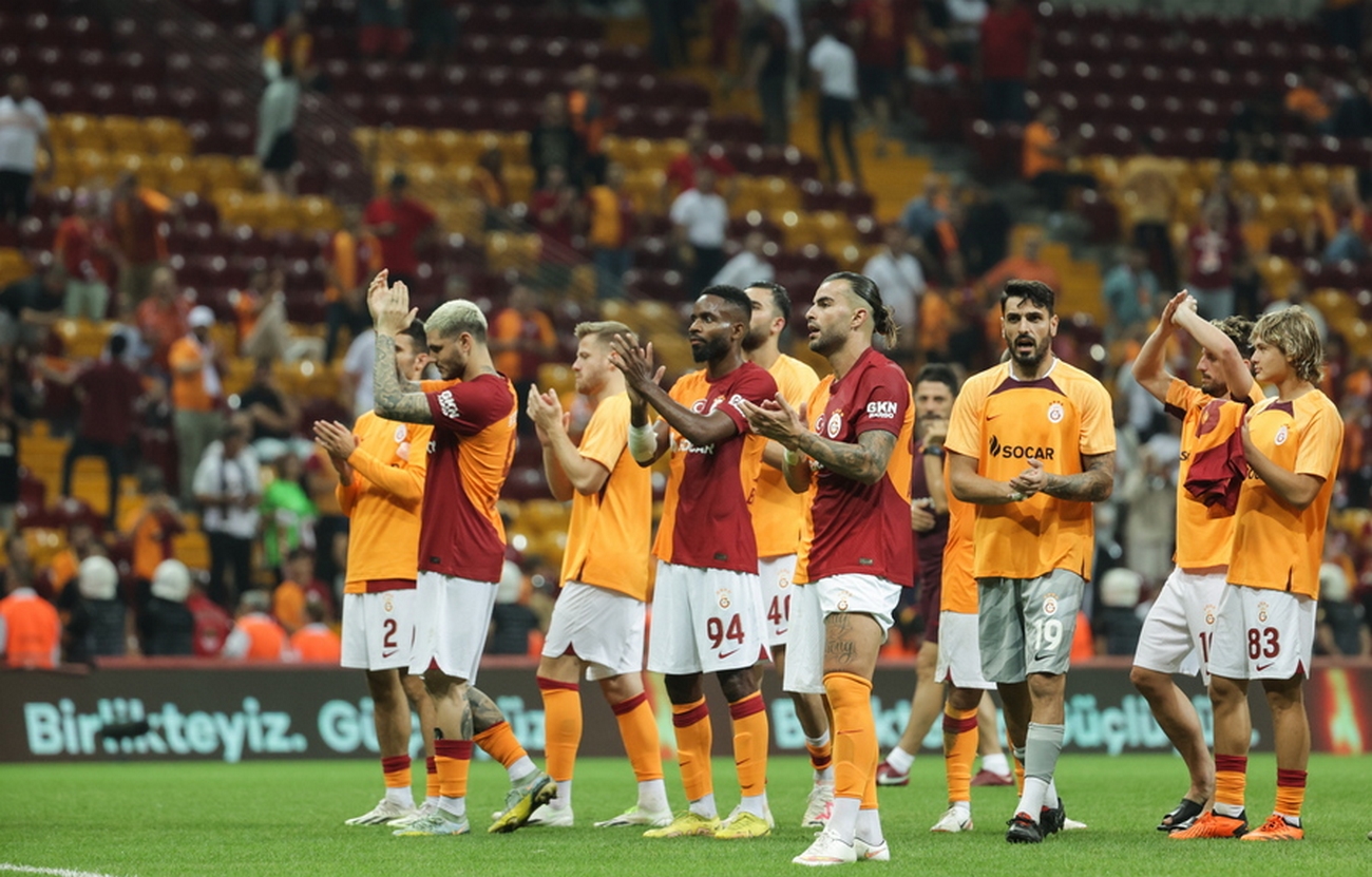 epa10801929 Players  of Galatasaray cheers their fans after  the UEFA Champions League third qualifying round, second leg soccer match between Galatasray Istanbul and NK Olimpija Ljubljana in Istanbul, Turkey, 15 August 2023.  EPA