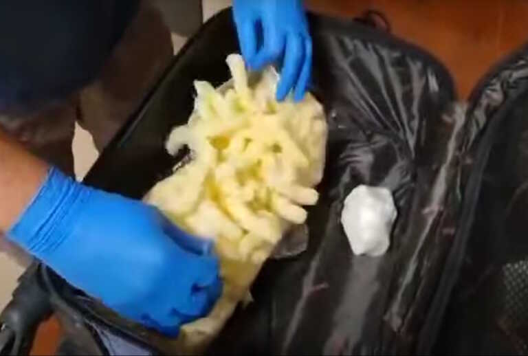 Έκρυβε κοκαΐνη μέσα σε γαριδάκια - Συνελήφθη 35χρονη στην Κέρκυρα