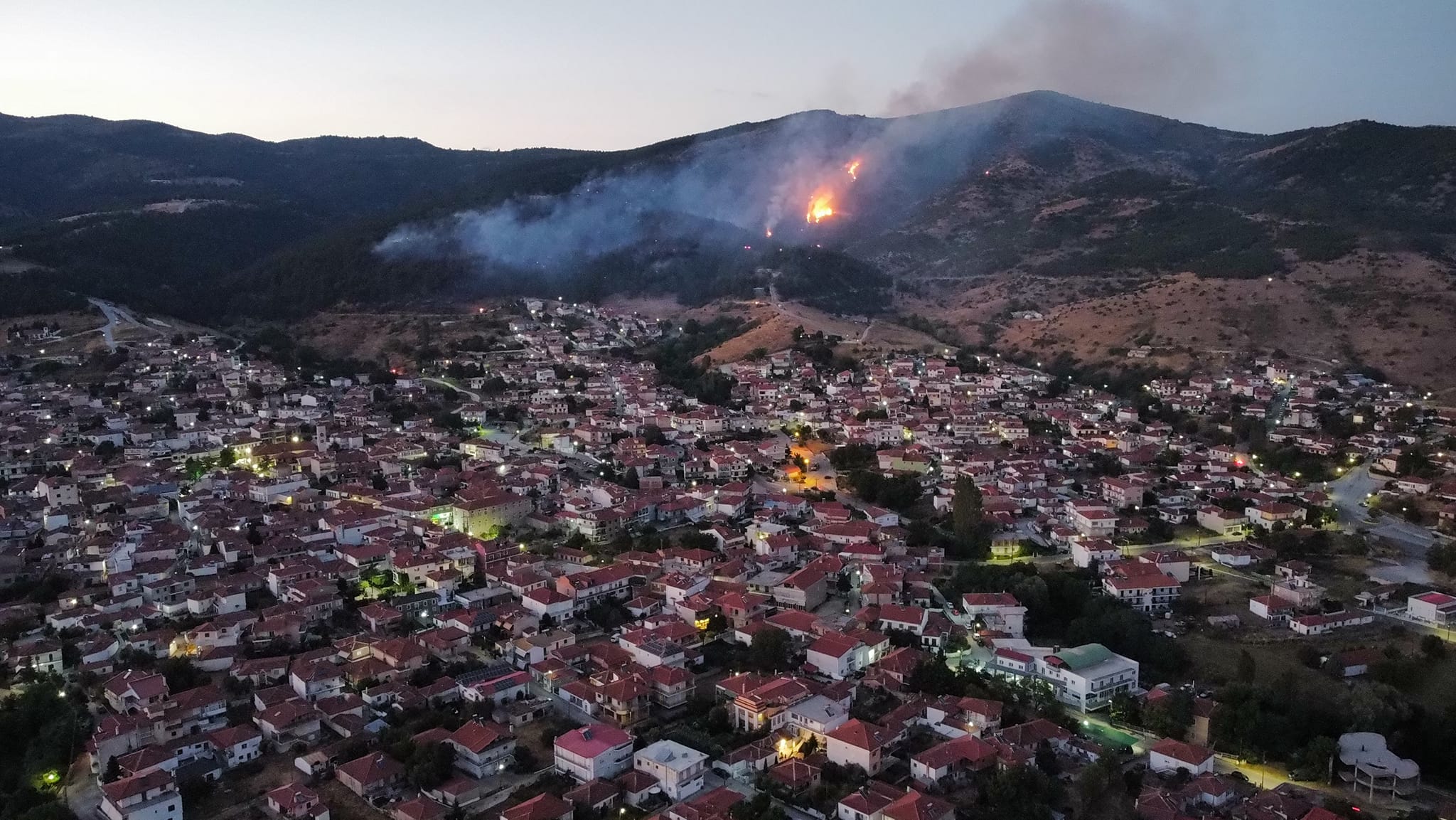 Φωτιά στα Γρεβενά: Αναζωπυρώθηκε το πύρινο μέτωπο – Μάχη από επίγειες και εναέριες δυνάμεις