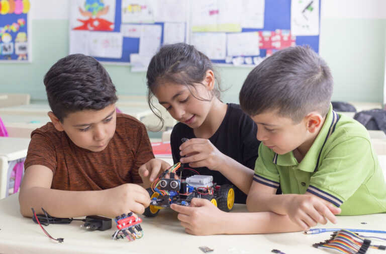 Περιφέρεια Αττικής: Πρόγραμμα εκπαιδευτικής ρομποτικής σε 100 δημοτικά σχολεία