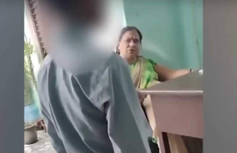 Σάλος από βίντεο που δείχνει καθηγήτρια στην Ινδία να ζητά από 7χρονους μαθητές να χαστουκίσουν μουσουλμάνο συμμαθητή τους