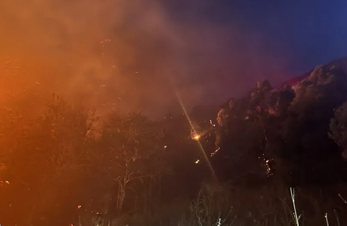 Φωτιά στο Ηράκλειο: Ολονύχτια η μάχη με τις φλόγες στο Σινάπι