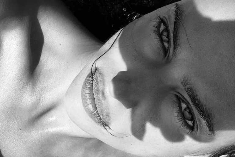 Η Ιρίνα Σάικ φωτογραφίζεται topless πάνω στα βράχια και «λιώνει» το Instagram