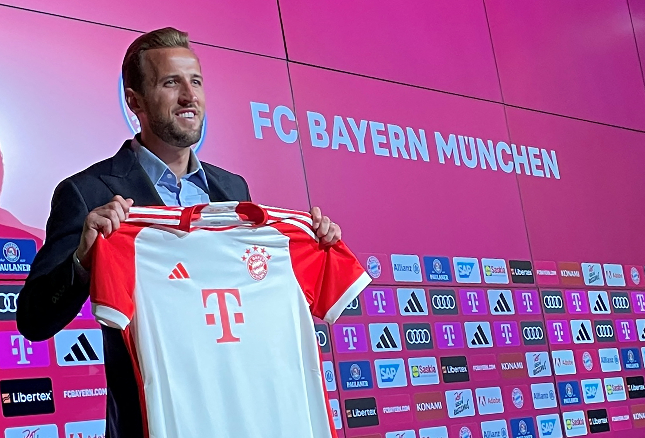 Soccer Football - Bayern Munich present new signing Harry Kane - Allianz Arena, Munich, Germany - August 13, 2023 - Bayern Munich's new signing Harry Kane poses with their shirt during a press conference.    REUTERS