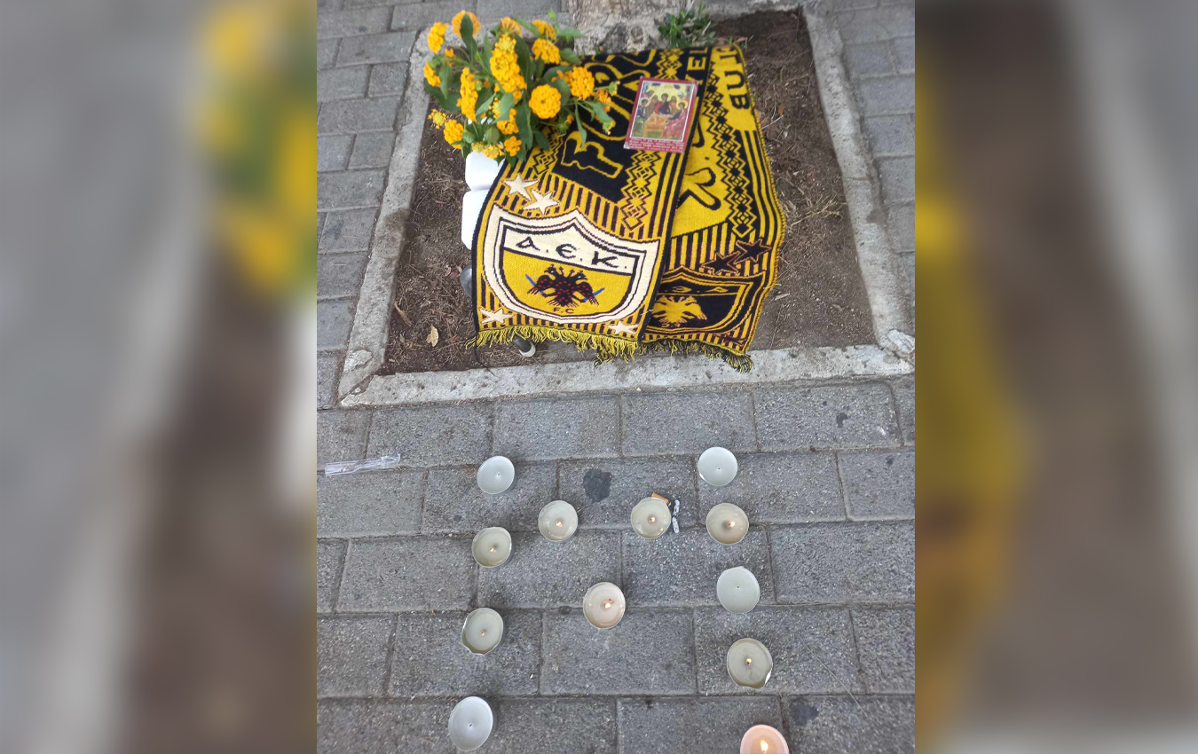 Νεκρός οπαδός της ΑΕΚ: Με κεριά και κασκόλ αποχαιρετούν τον 29χρονο έξω από το γήπεδο