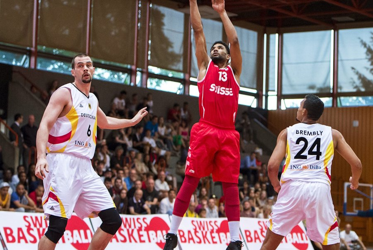 epa04820563 Switzerland's David Ramseier (C) in action against German players Dennis Kramer (L) and Dacid Brembly (R) during an international tournament basketball game between Switzerland and Germany in Pully, Switzerland, 26 June 2015.  EPA
